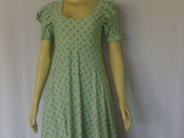 vestido com decote quadrado