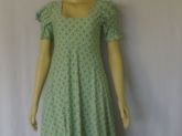 vestido com decote quadrado